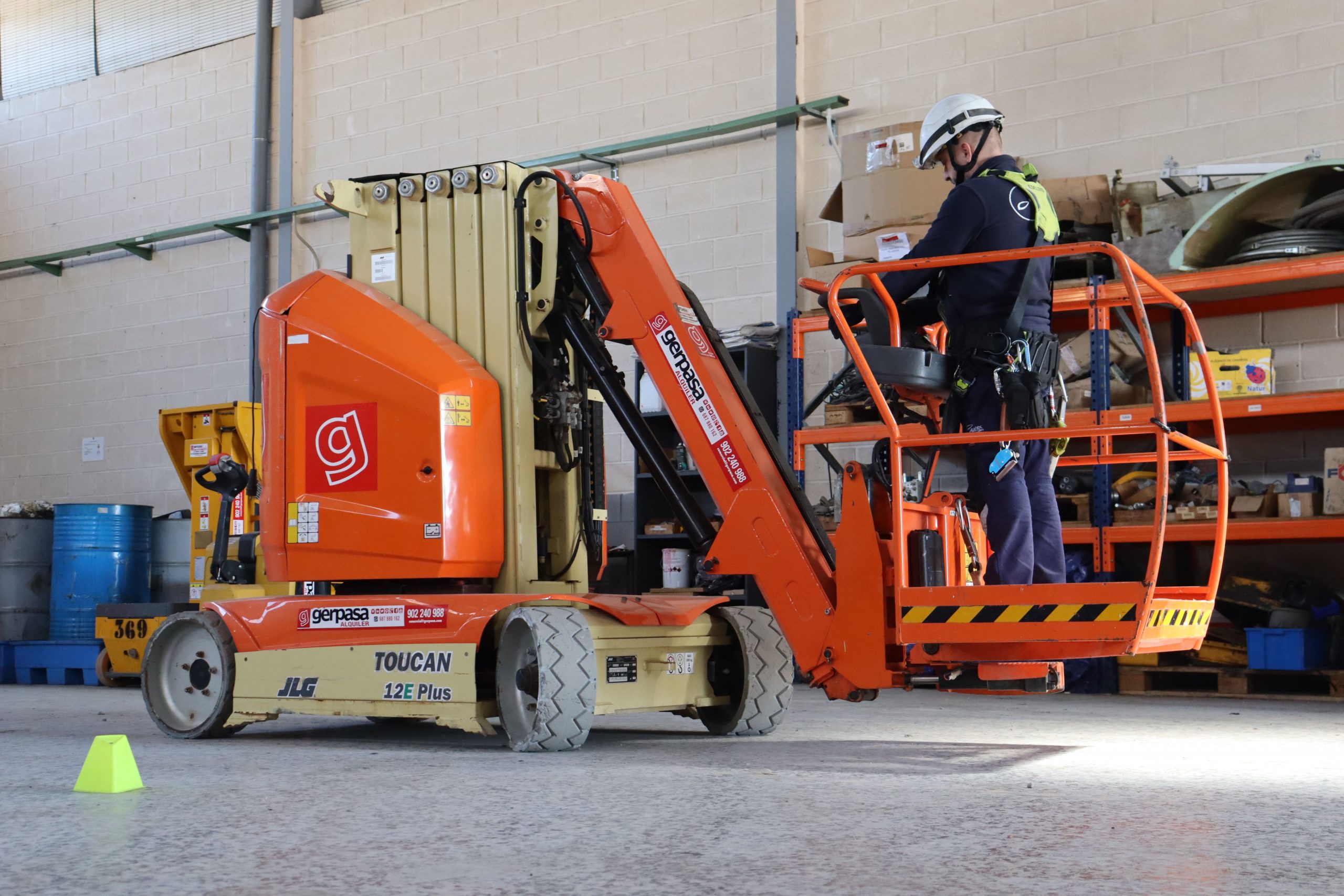gerpasa-alquiler-plataformas-elevadoras-formacion-noticias-nueva-plataforma-elevadora-pemp-mastil-vertical-electrico-jlg-toucan-1210-2