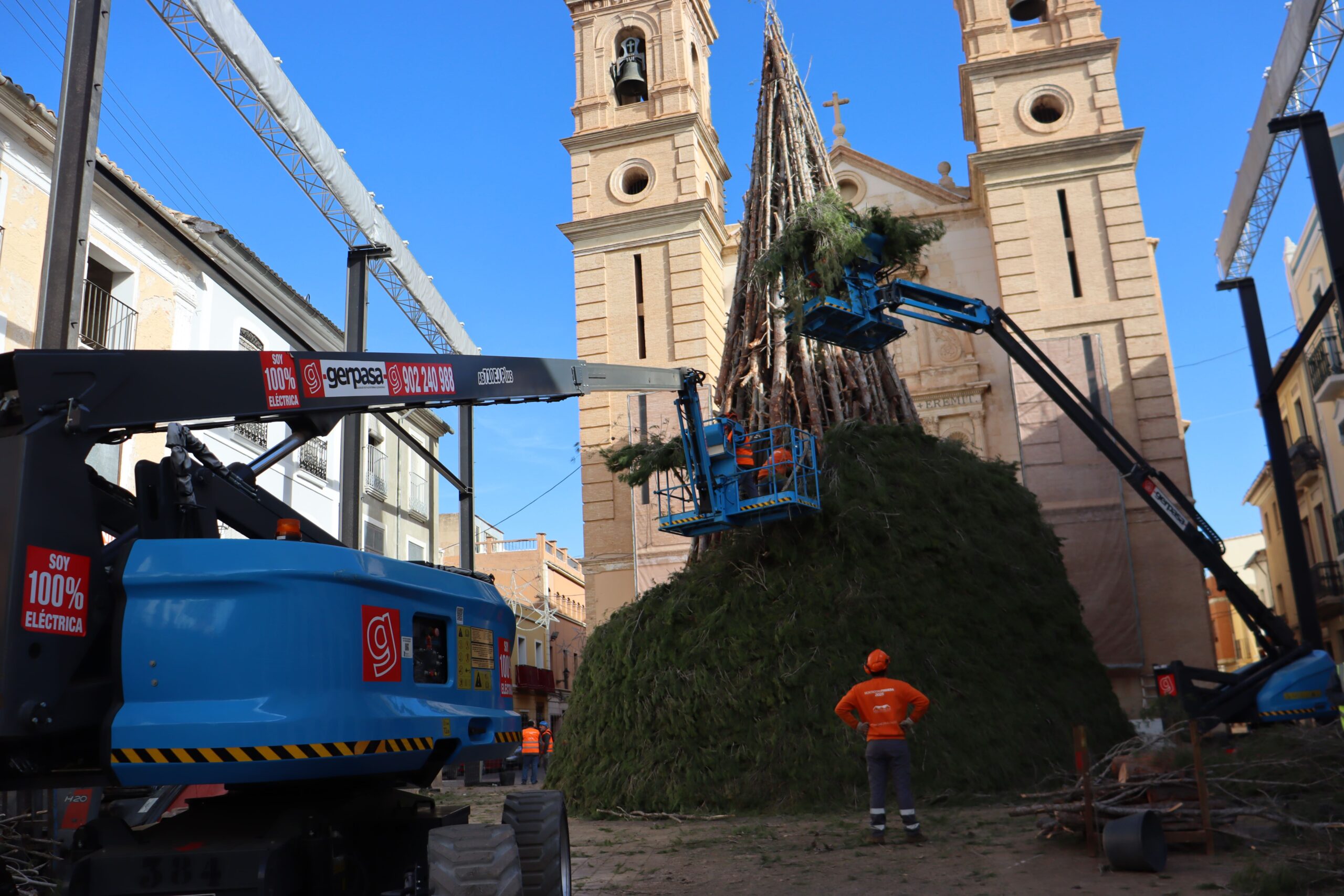 gerpasa-alquiler-plataformas-elevadoras-noticias-clientes-foguera-sant-antoni-canals-2025-vitol-i-vitol-1
